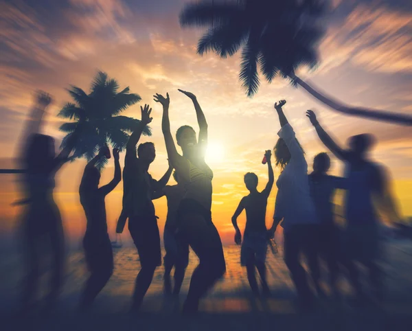 Amigos saindo na festa na praia — Fotografia de Stock