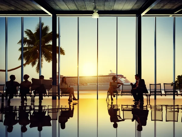 Podnikatelé, čekání na letišti — Stock fotografie