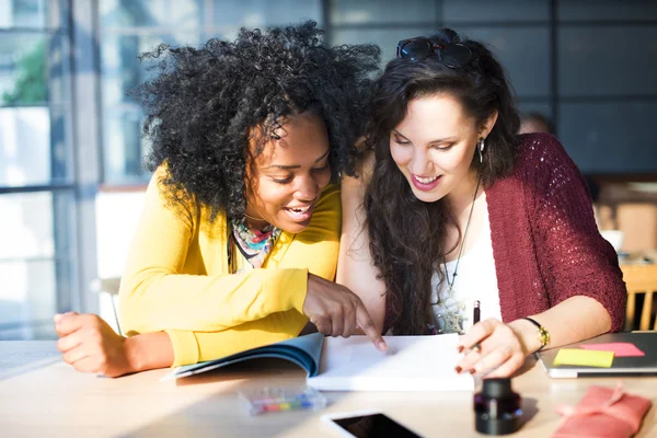 Estudantes do sexo feminino estudando em sala de aula — Fotografia de Stock