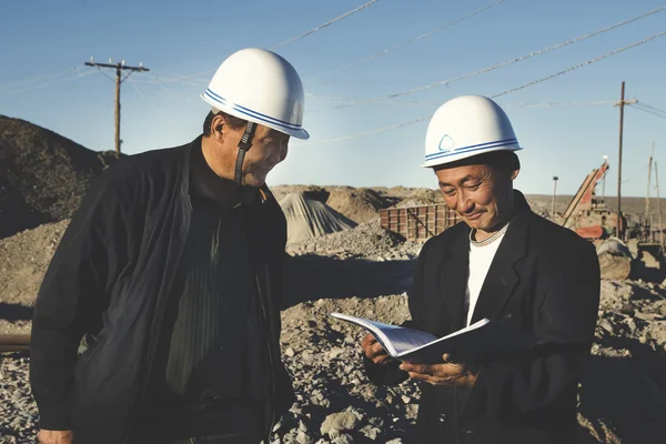 在一个建筑工地的建筑工人 — 图库照片