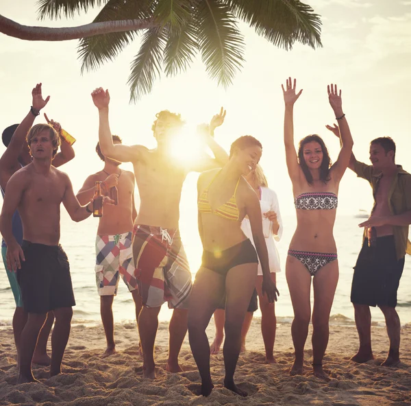 Amigos pasando el rato en la fiesta de la playa — Foto de Stock
