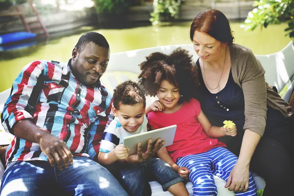 Lycklig familj med digital tablet — Stockfoto