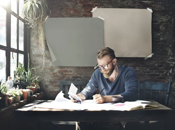 Empresário que trabalha no escritório em casa — Fotografia de Stock