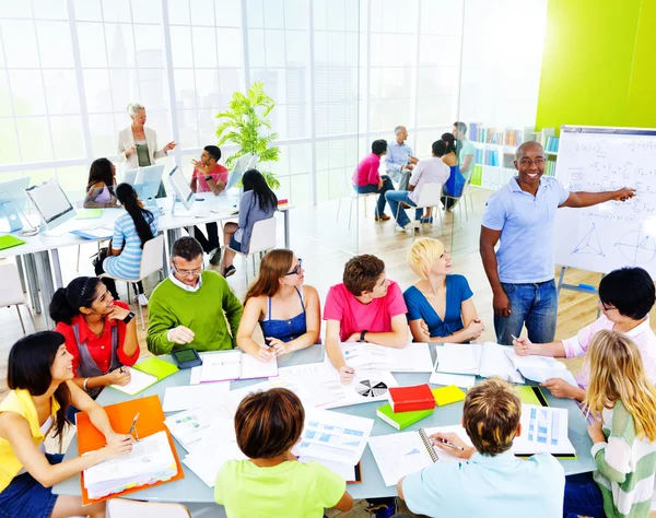 Studenti che studiano in Classrom — Foto Stock