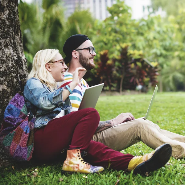 Elever som använder bärbara datorer och tablet pc — Stockfoto