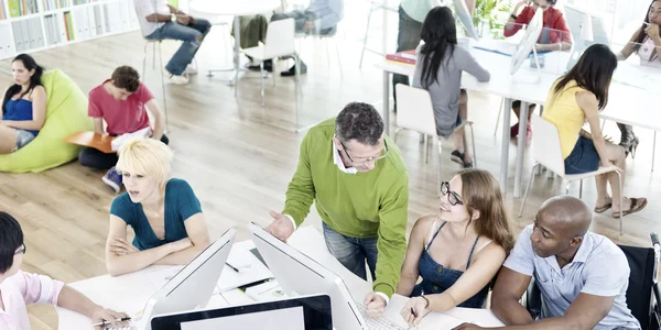 Studenten studeren in het klaslokaal — Stockfoto