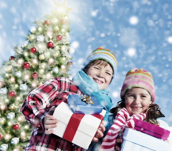 Menino e menina feliz natal — Fotografia de Stock