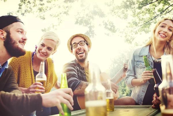 Vrienden genieten van tijd samen op buitenshuis — Stockfoto