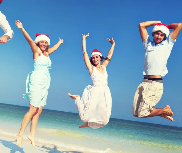 Couple celebrating on beach — Stock Photo, Image