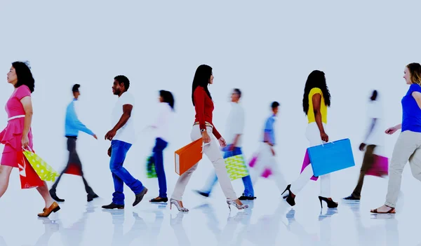 Diversiteit groep mensen wandelen — Stockfoto