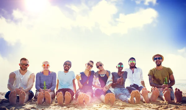 Amigos passar tempo juntos na praia — Fotografia de Stock