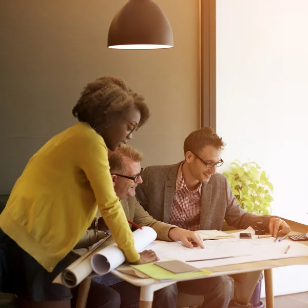 Brainstorming von Geschäftsleuten im Büro — Stockfoto