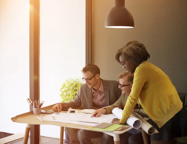 Brainstorming von Geschäftsleuten im Büro — Stockfoto