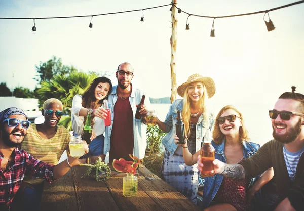 Adolescents amis à la plage Party Concept — Photo