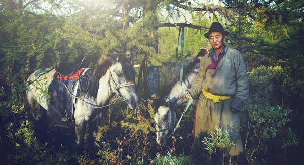 Mongoliska Tsataan med hästar — Stockfoto