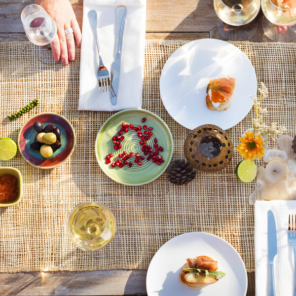 стол с вкусной едой под открытым небом
