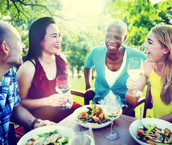 Vrienden opknoping uit bij Outdoors partij — Stockfoto