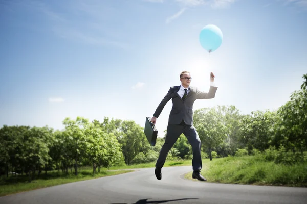 Balon ile neşeli işadamı