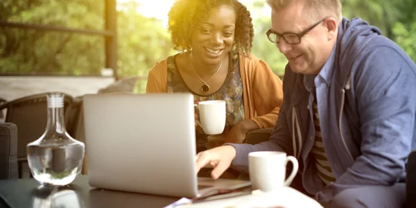 Zakelijke team samen te werken op laptop — Stockfoto