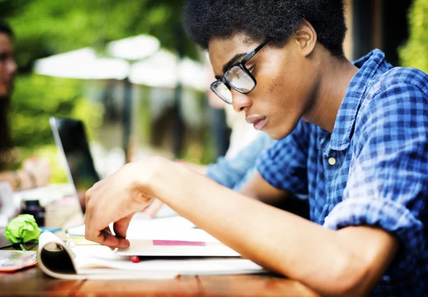 Studenten samen studeren — Stockfoto