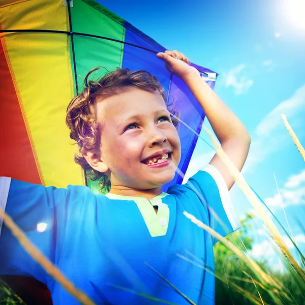 Liten pojke spela med kite — Stockfoto