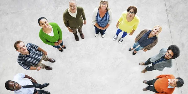 Gente multiétnica formando círculo —  Fotos de Stock