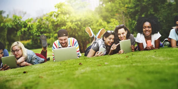 Studenti universitari che utilizzano dispositivi wireless — Foto Stock