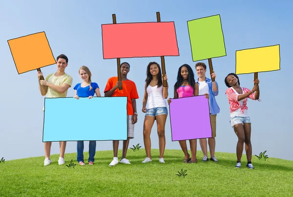 Persone diverse con cartelloni e cartelloni pubblicitari — Foto Stock