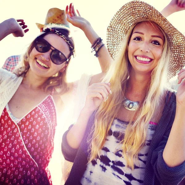 Glada vänner umgås på beach party — Stockfoto