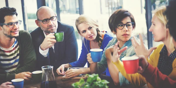 Grupo de pessoas em pausa para café — Fotografia de Stock