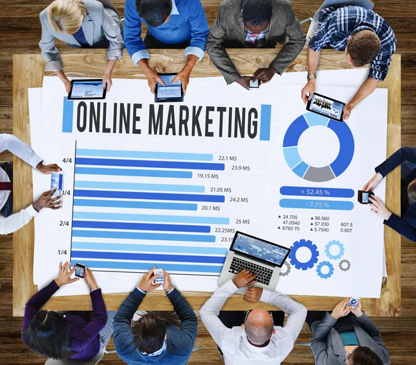 Geschäftsleute bei Meetings und Online-Marketing — Stockfoto
