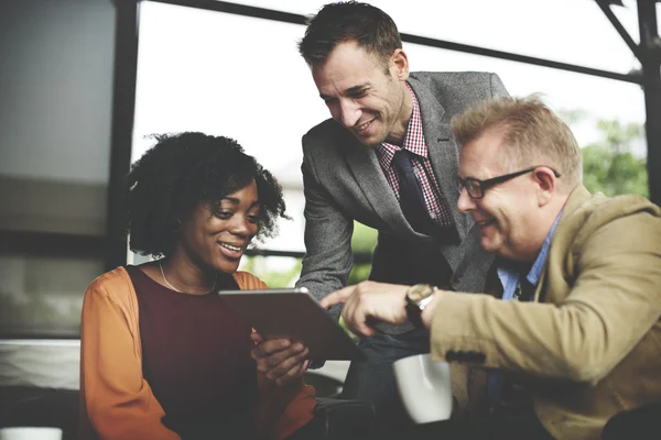 Grupo de empresarios que trabajan juntos — Foto de Stock