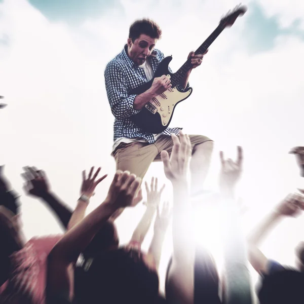 Junger Mann mit Gitarre spielt Konzert — Stockfoto