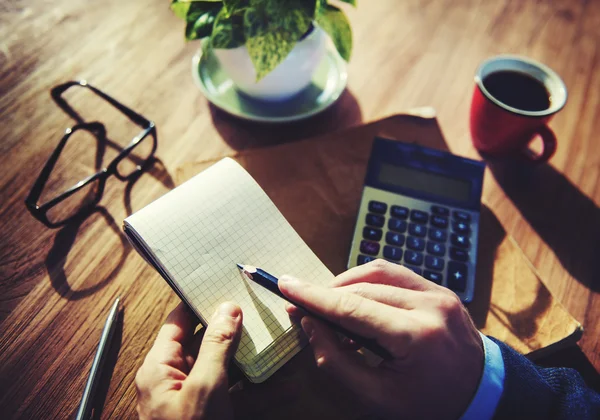 Manos de Empresario Trabajando con Calculadora —  Fotos de Stock