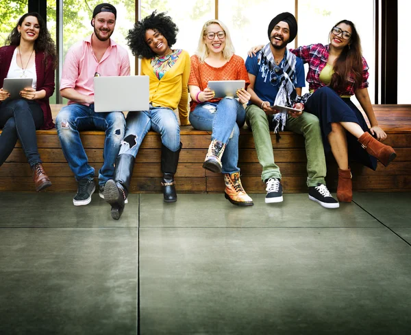 Amigos en el banco con el ordenador portátil y la tableta PC — Foto de Stock