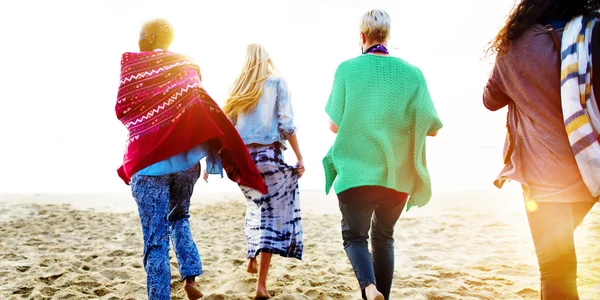 Amigos passar tempo juntos na praia — Fotografia de Stock