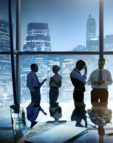 Empresarios en la reunión en la oficina — Foto de Stock