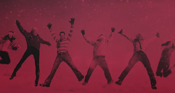 Amigos pulando na neve — Fotografia de Stock
