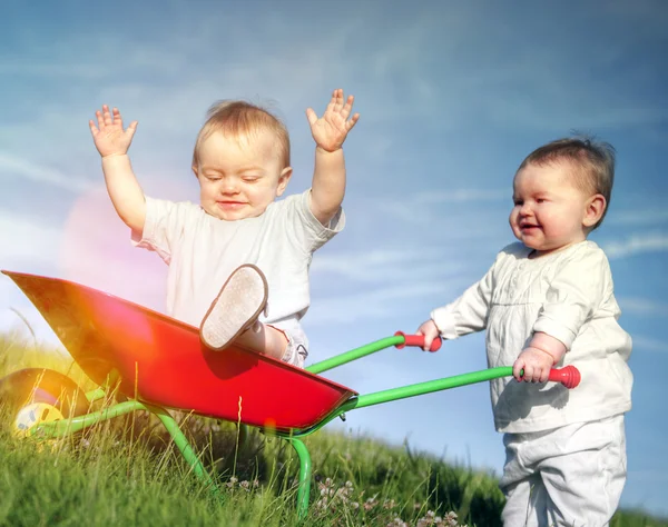 Twee Babies samenspelen — Stockfoto