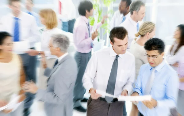 Les gens d'affaires travaillant dans le bureau — Photo