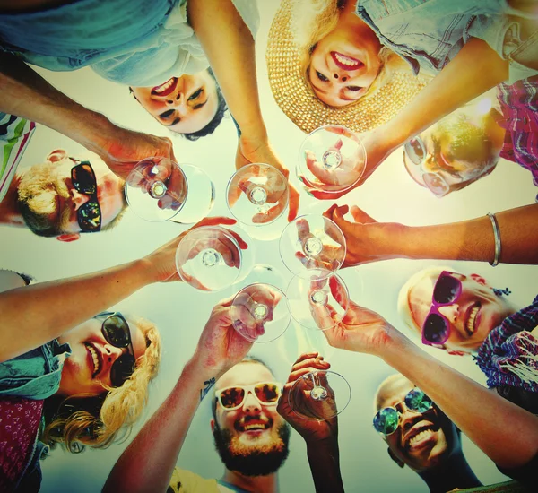Amigos adolescentes no conceito de festa de praia — Fotografia de Stock