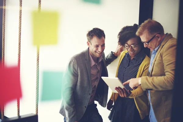 Zakelijke team analyse financiële gegevens — Stockfoto