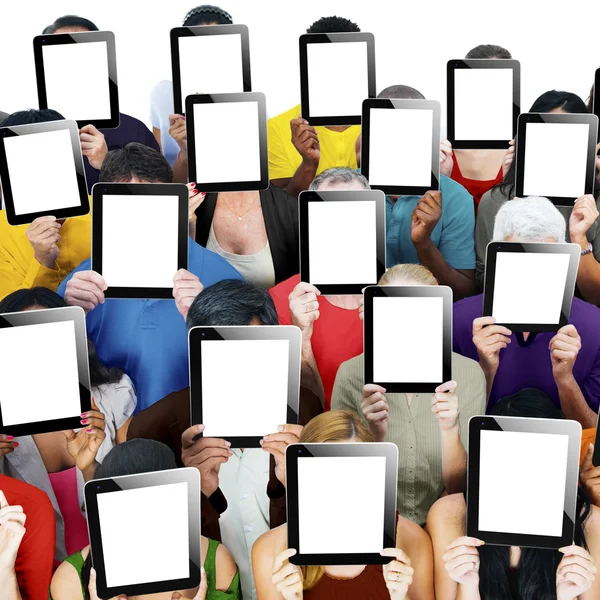 Diversity-Menschen decken Gesichter mit digitalen Tablets ab — Stockfoto