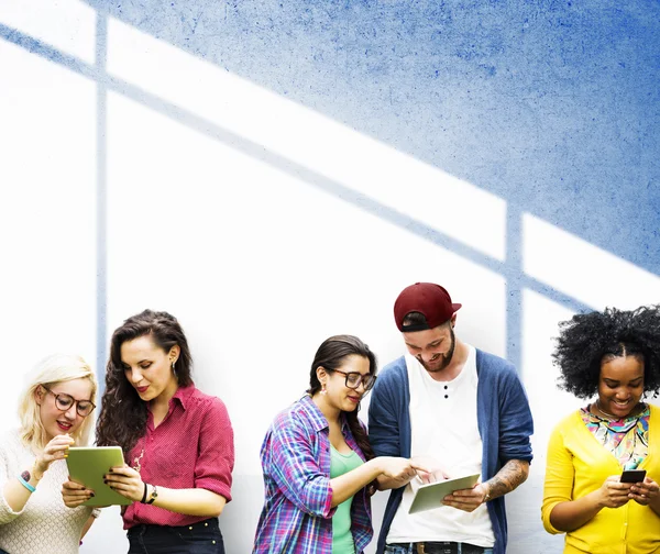 College students using wireless devices — Stock Photo, Image