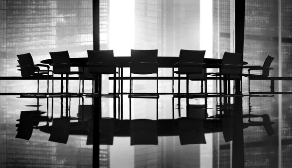 Stół konferencyjny w nowoczesnym biurze — Zdjęcie stockowe