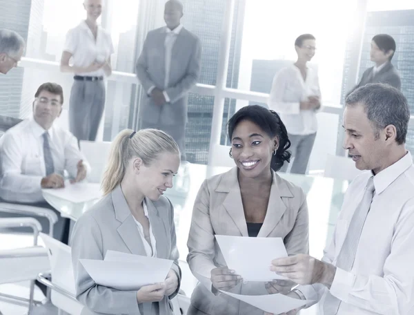 Geschäftsleute, die im Büro arbeiten — Stockfoto