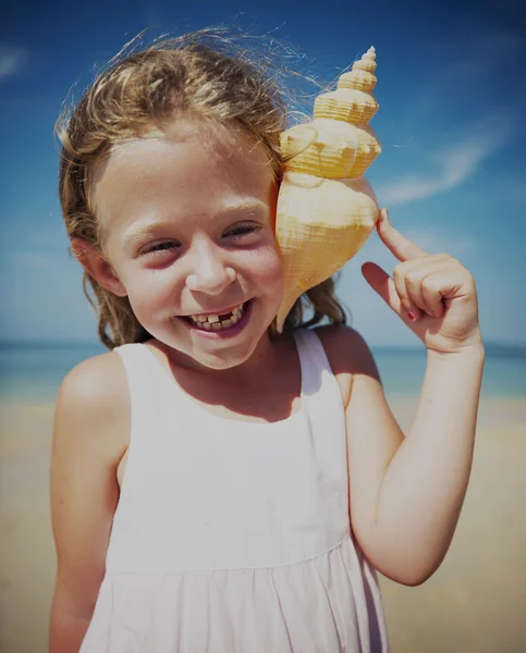 贝壳在海边概念的女孩 — 图库照片