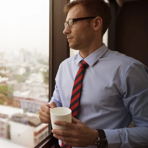 Uomo d'affari in possesso di una tazza di caffè — Foto Stock