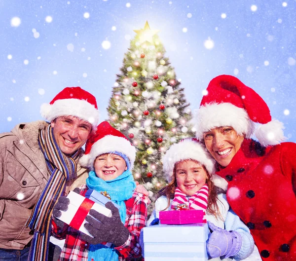 Familia en vacaciones de Navidad —  Fotos de Stock