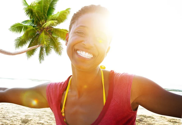 Afrikansk kvinna på stranden Concept — Stockfoto